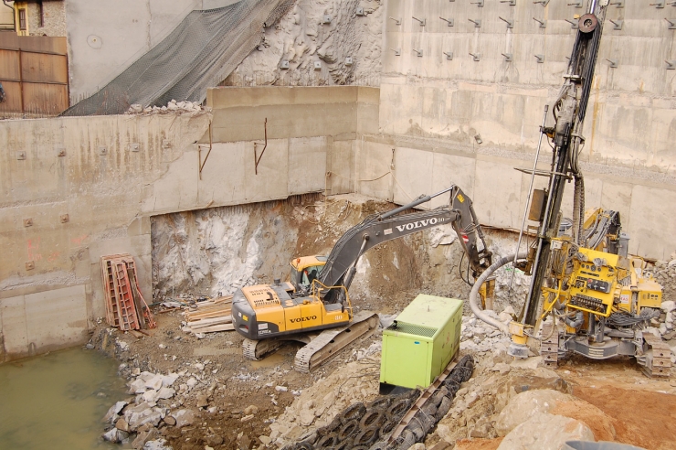 Les màquines treballant en una obra.